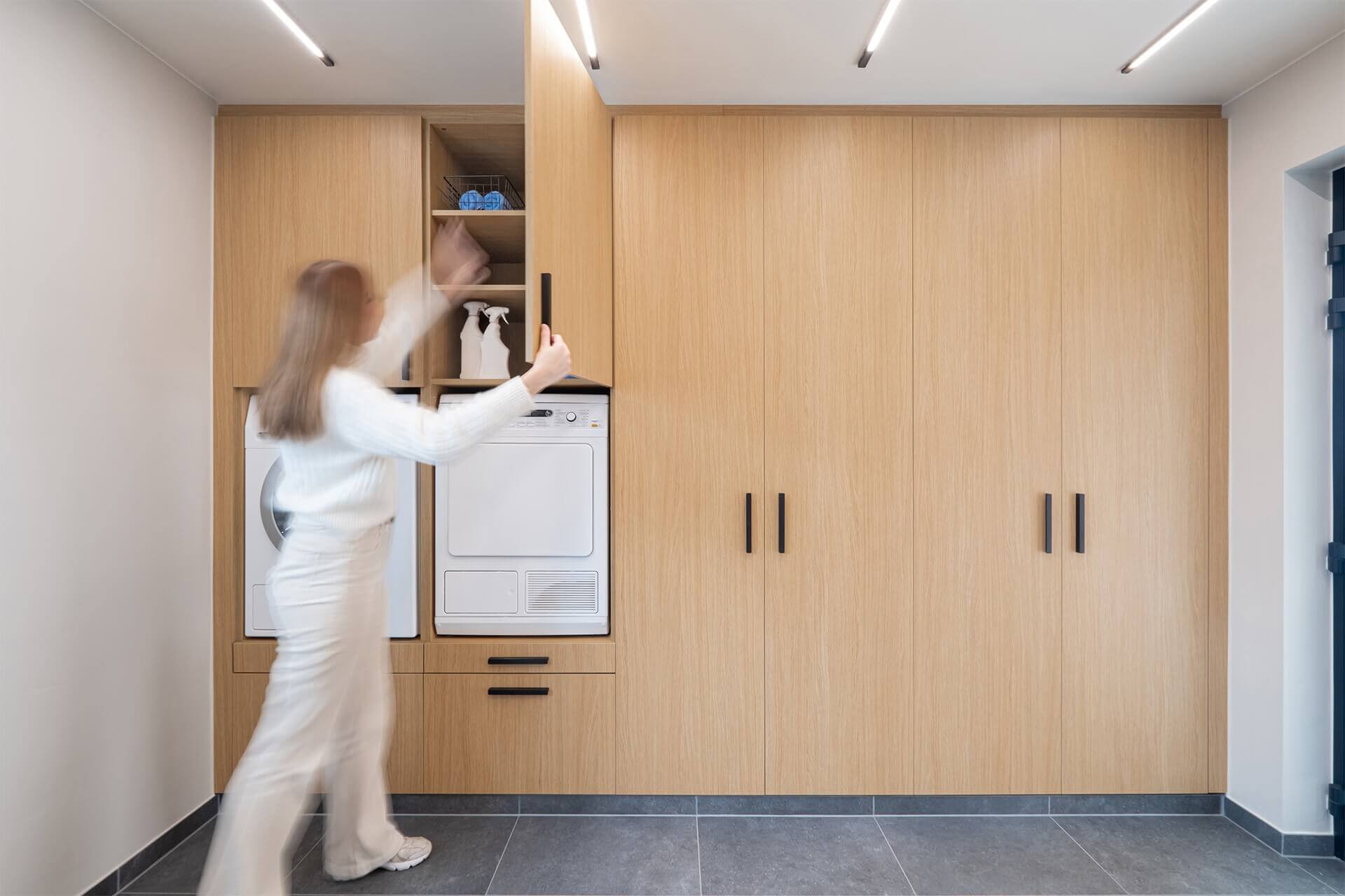 Wasplaats met kasten op maat in de kleur Essential Oak Naturel