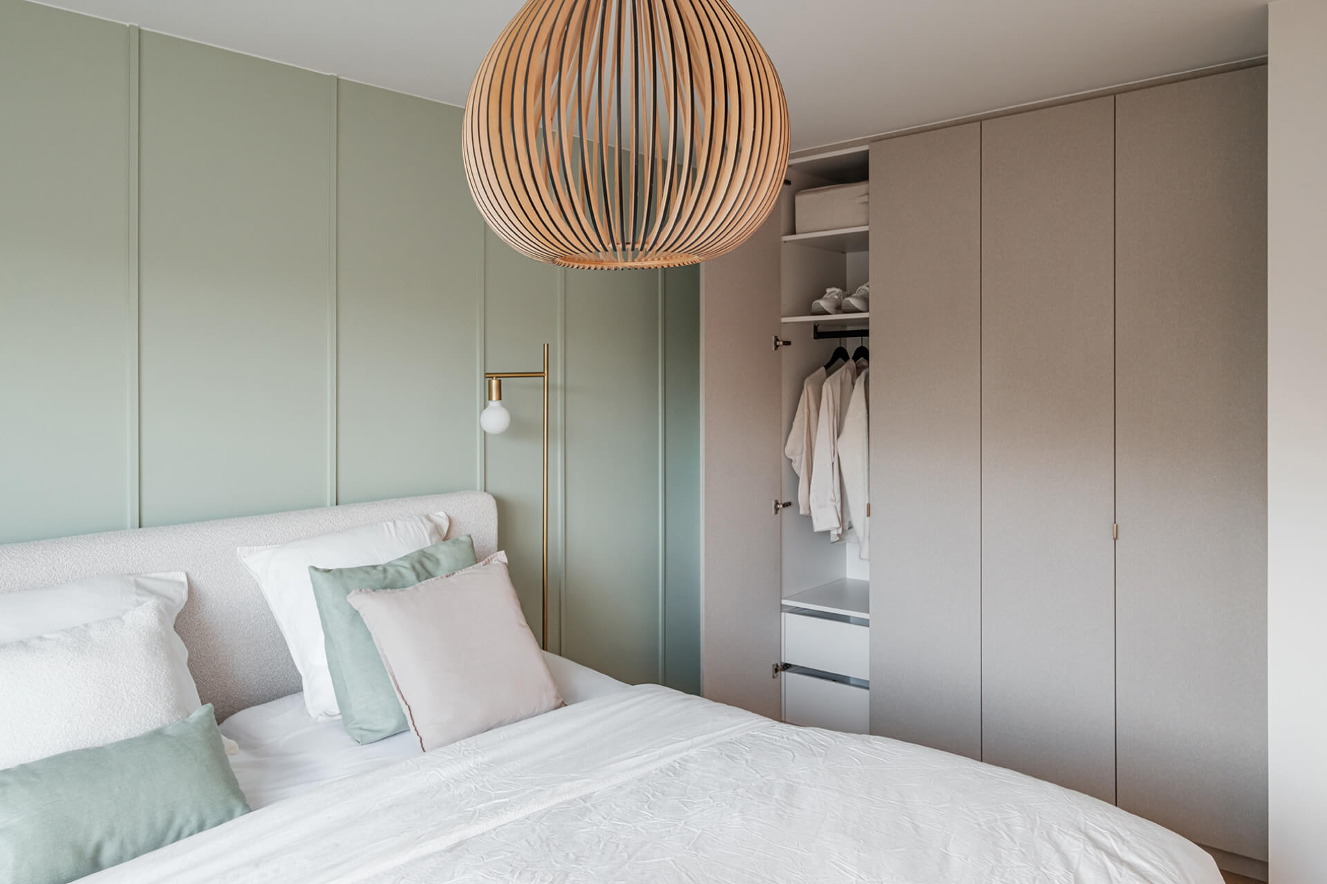 Bedroom with a built-in dressing room in natural colors