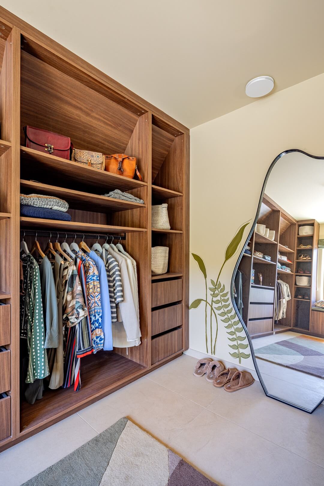 Extra kamer deelnemers Langdorp VTM programma Huis Gemaakt open dressingkast inloopkast op maat in Lorenzo Walnut 