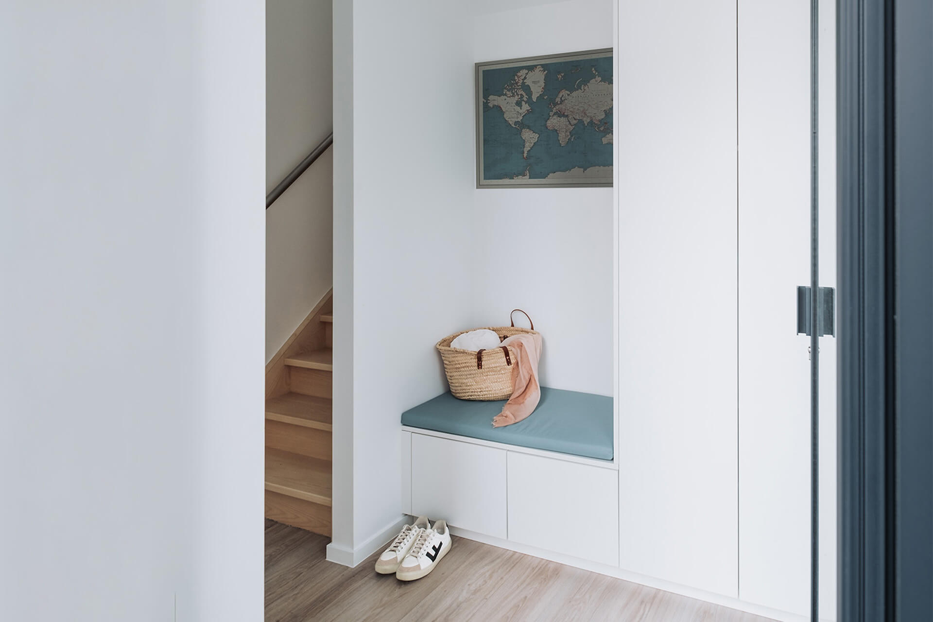 Custom-made wardrobe with bench in the entrance hall, from maatkastenonline