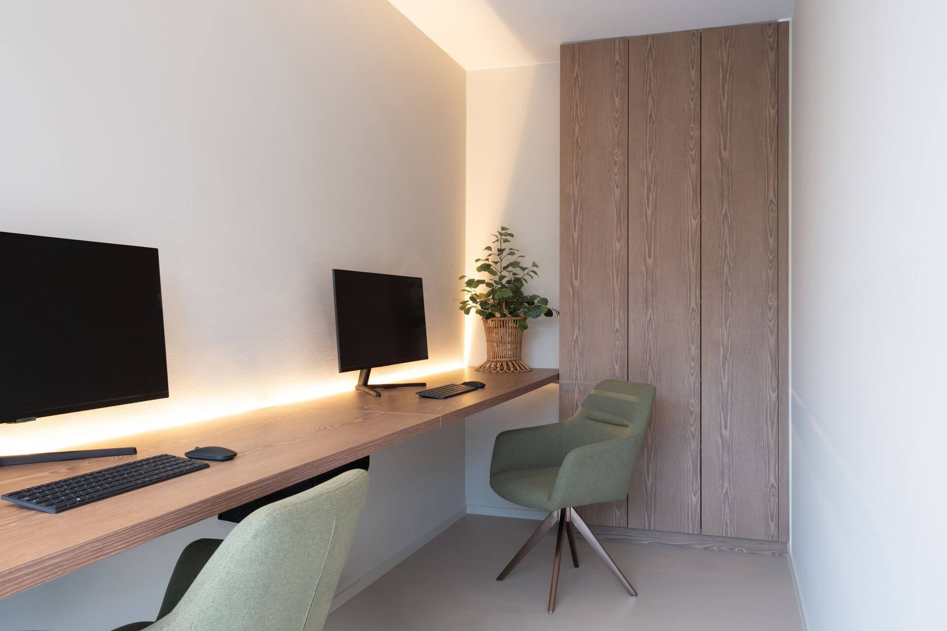 Espace bureau aménagé avec une armoire de rangement sur mesure et un bureau assorti