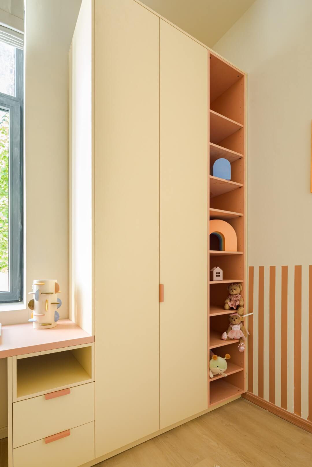 Huis Gemaakt Aalst deelnemers kinderkamer met hoge dressing op maat in Sunset en Tonton roze handgrepen met open kast in Dusty Coral