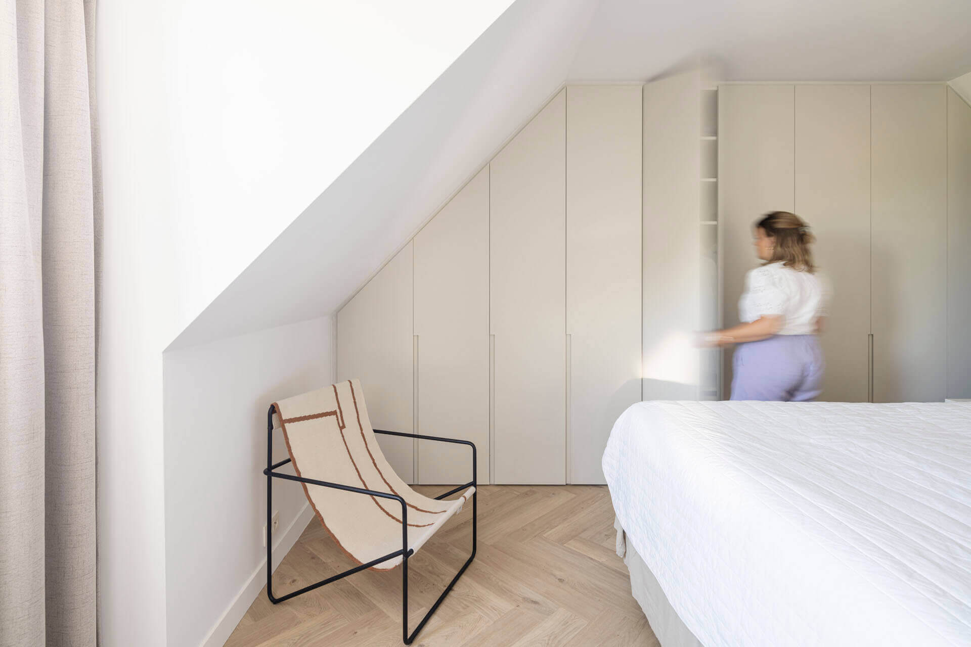 Made-to-measure wardrobe with long recessed handle 