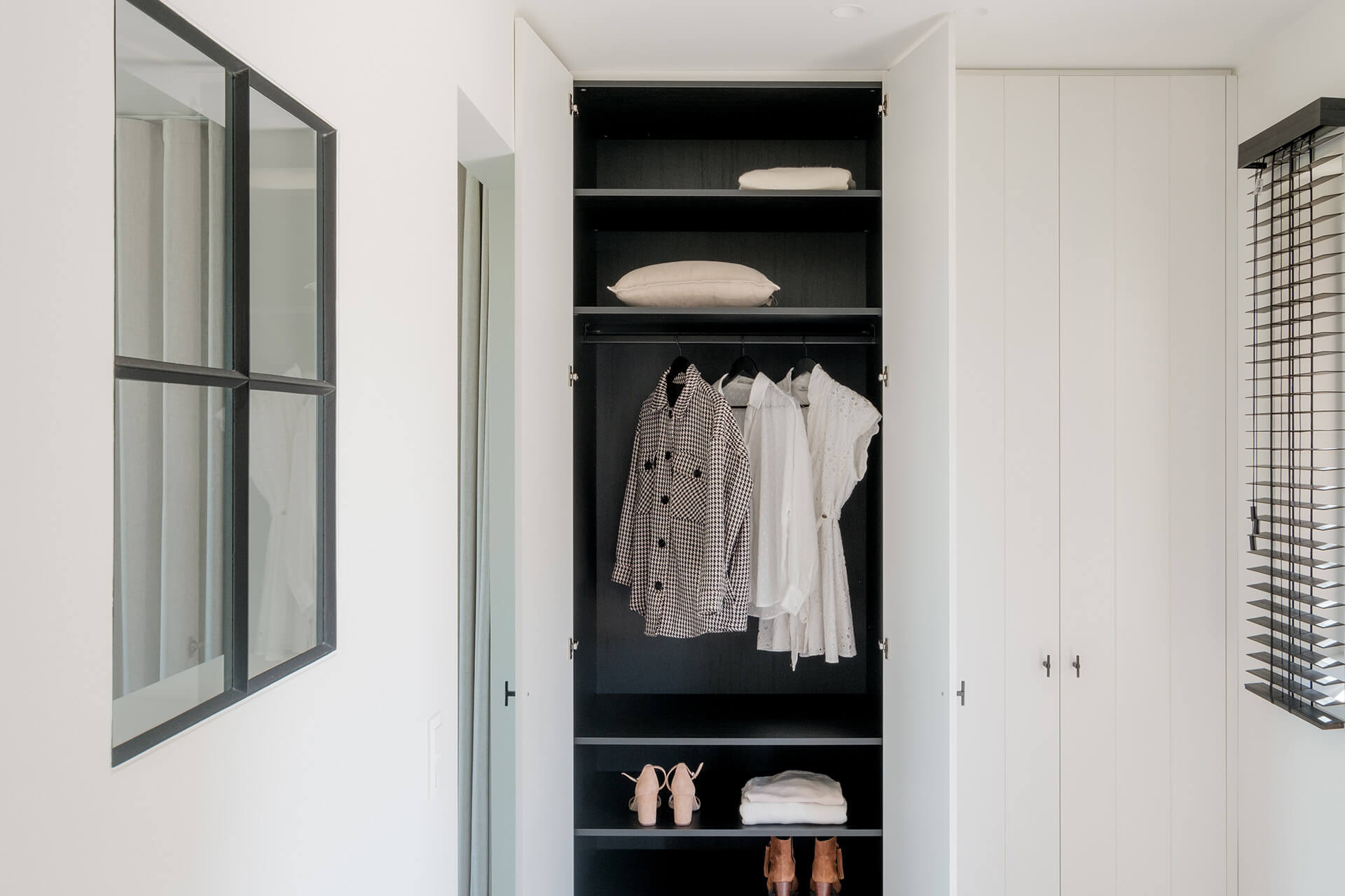 Bespoke wardrobe with doors in mdf with vertical grooves