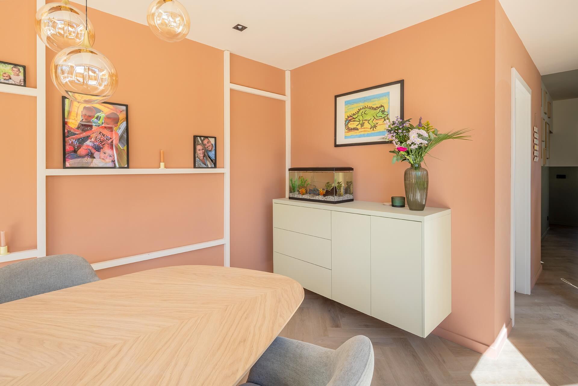 Deelnemers Kessel VTM programma Huis Gemaakt zwevend dressoir in Natural Sage met lades en deuren met lichtroze achterwand