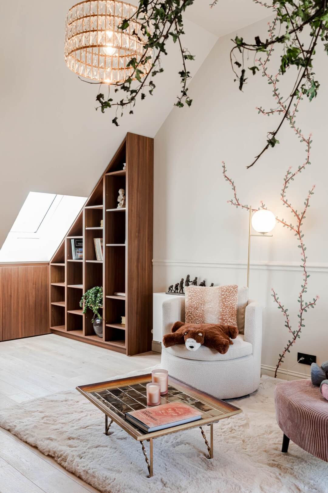 VTM programma Huis Gemaakt deelnemers Aalst extra kamer zolderkamer met opbergkast onder schuin dak in Lorenzo Walnut en lage kast commode op maat onder schuin dak