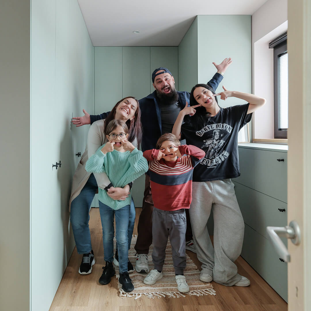 Ana en Enis in hun dressing op maat gemaakt door Maatkasten Online