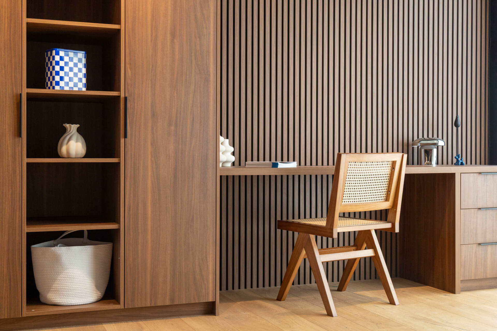 Meuble de rangement avec bureau et commode en noyer Lorenzo et panneaux muraux acoustiques en chêne noyer qui s'harmonisent parfaitement.