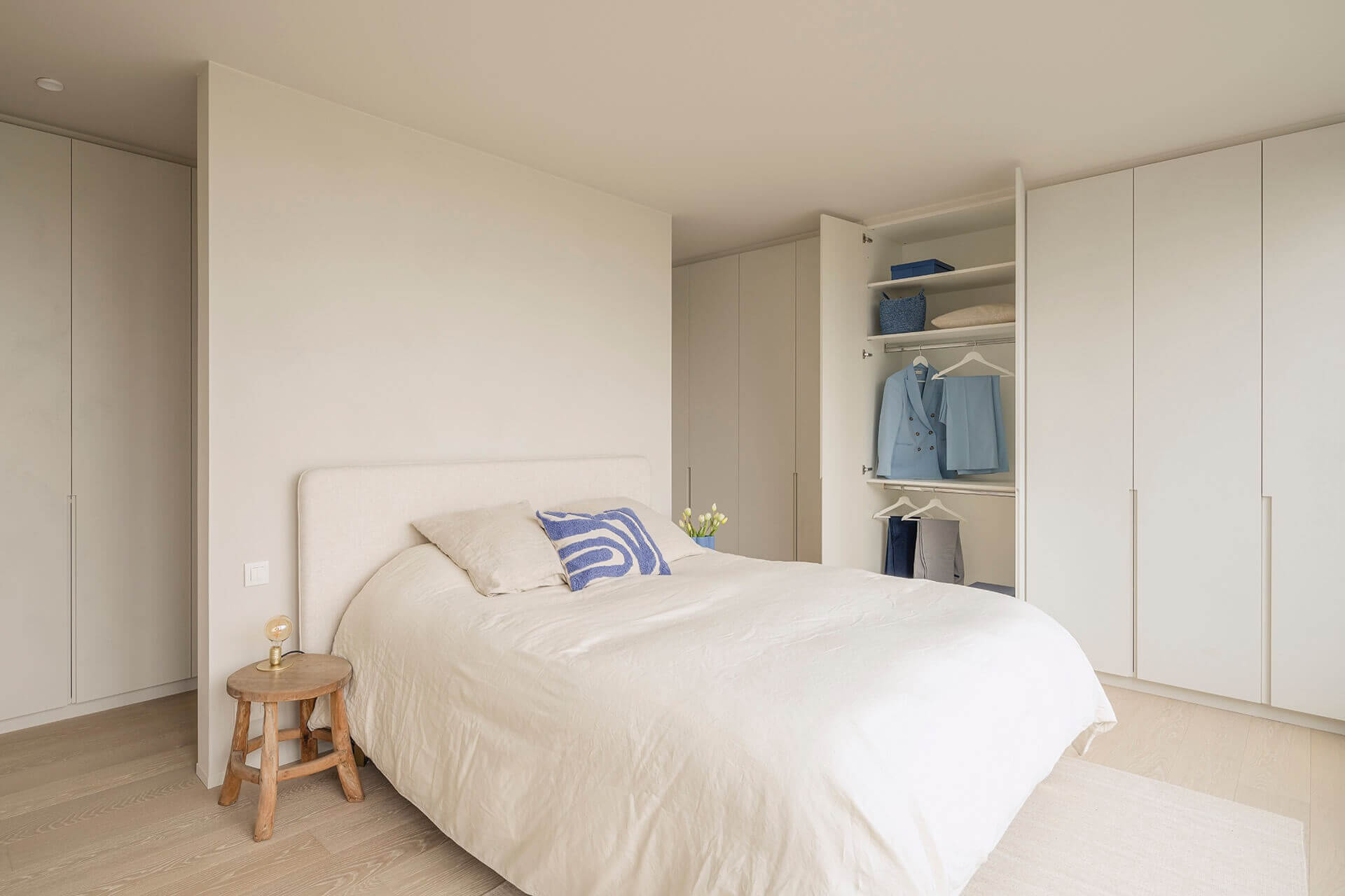 Bedroom with corner dressing room finished in textured paint