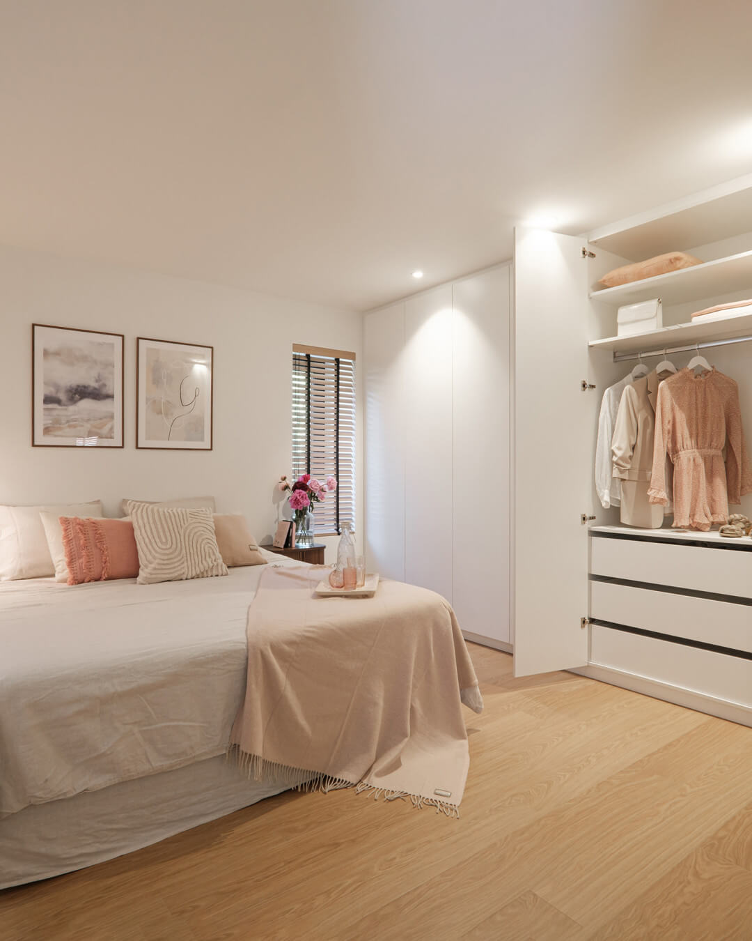White custom-made closet between two walls from Maatkasten Online