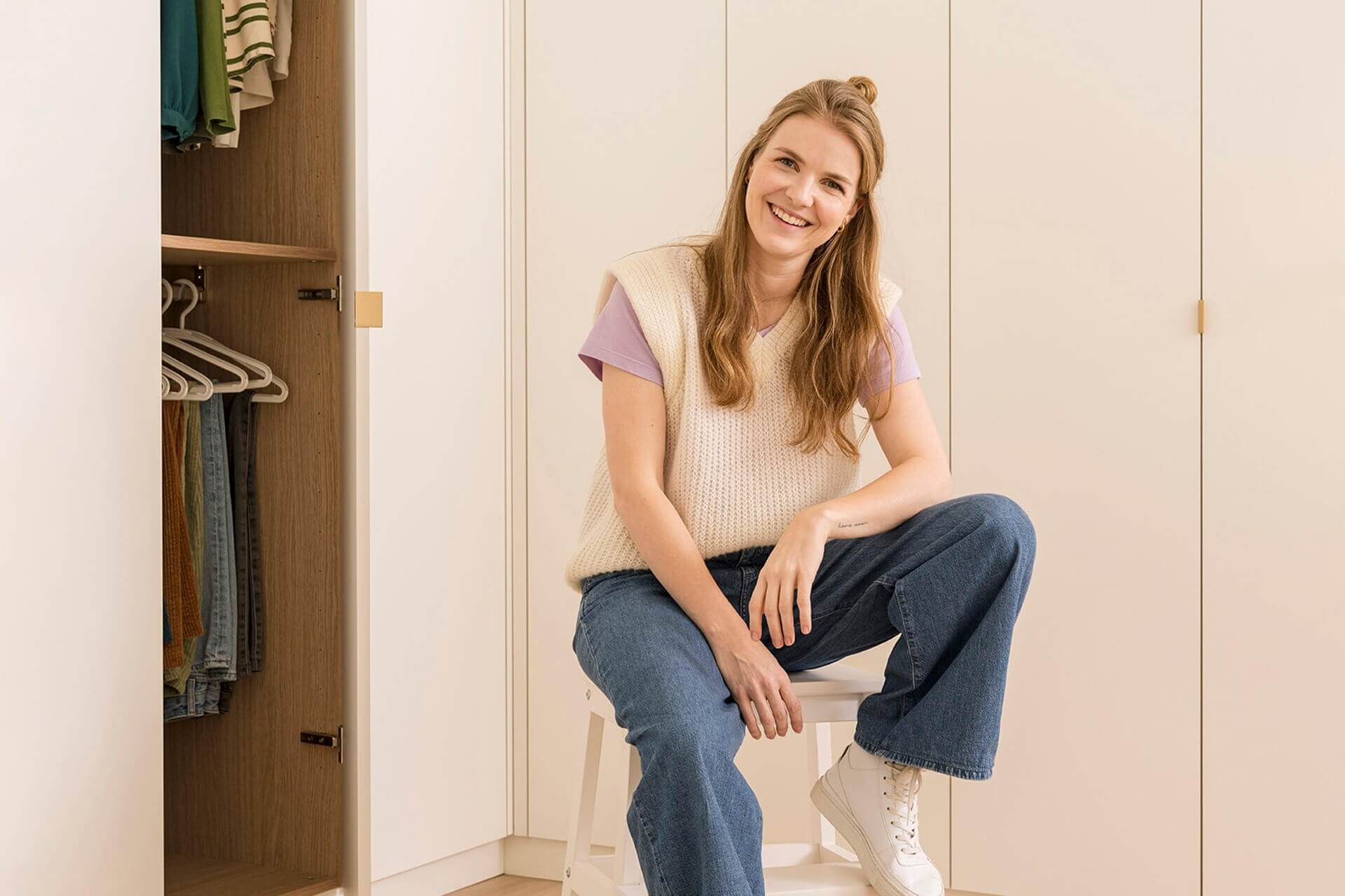 Eline Rey, experte en slow fashion, pour sa garde-robe sur mesure réalisée par Maatkasten Online.