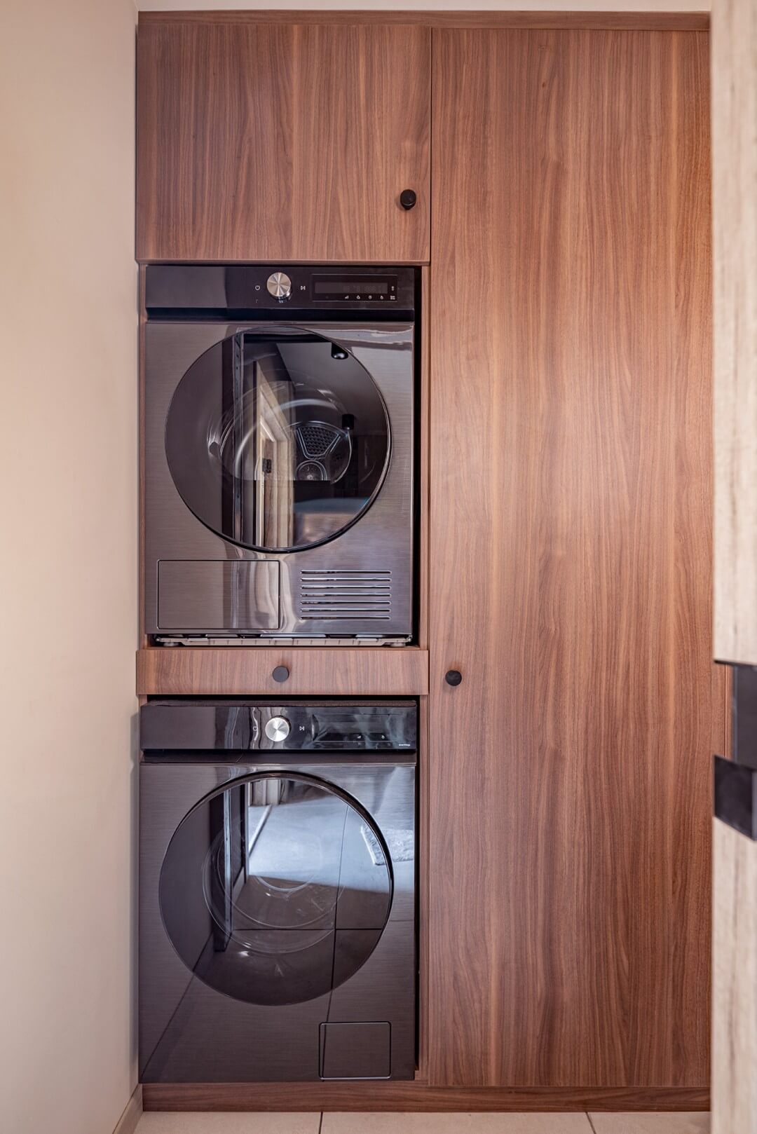 Wasruimte deelnemers Langdorp VTM programma Huis Gemaakt ingebouwde wasmachinekast op maat in Lorenzo Walnut met Button handgrepen en wasmachine en droogkast boven elkaar