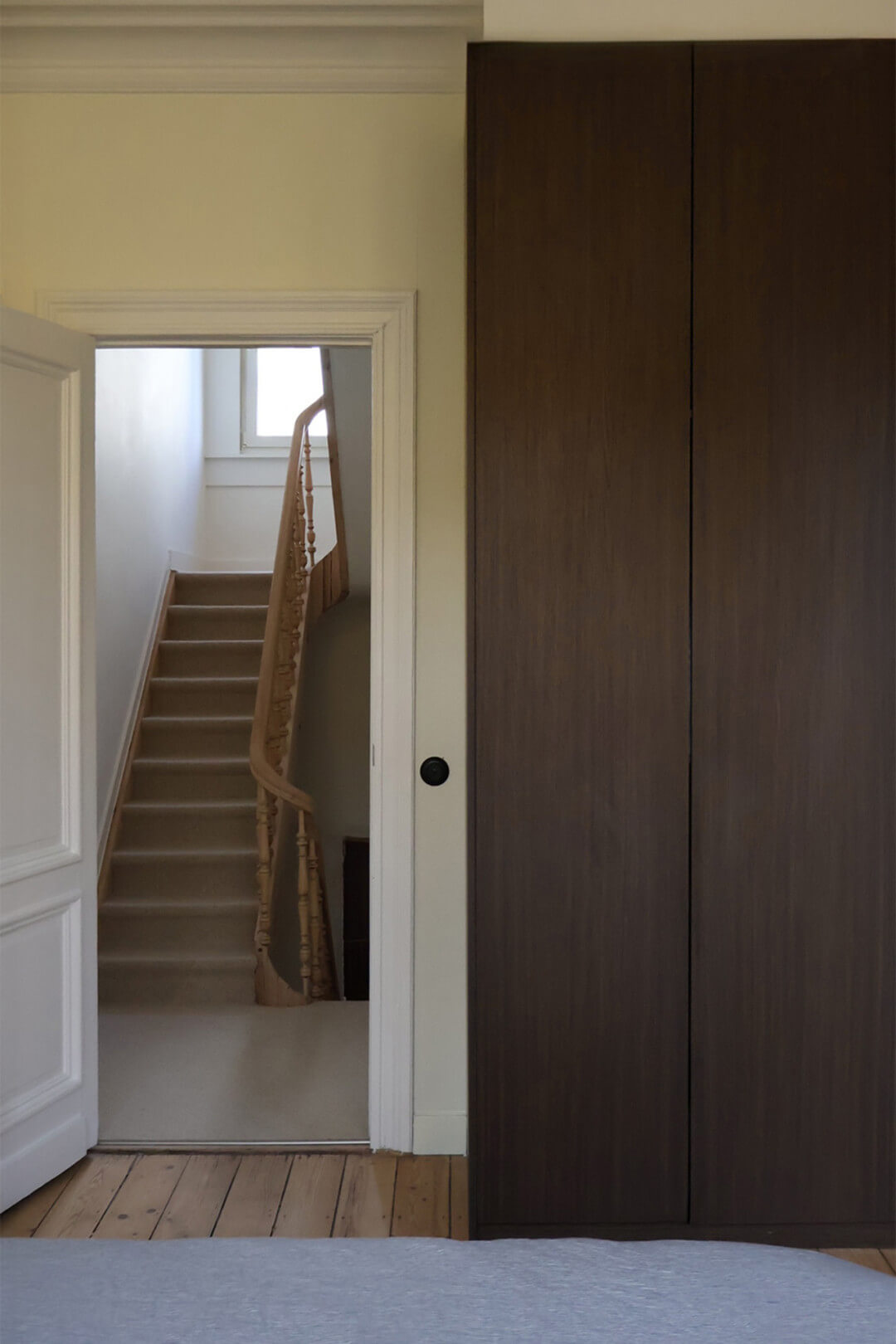 dressing réalisé sur mesure dan la structure bois Coco Brown Oak