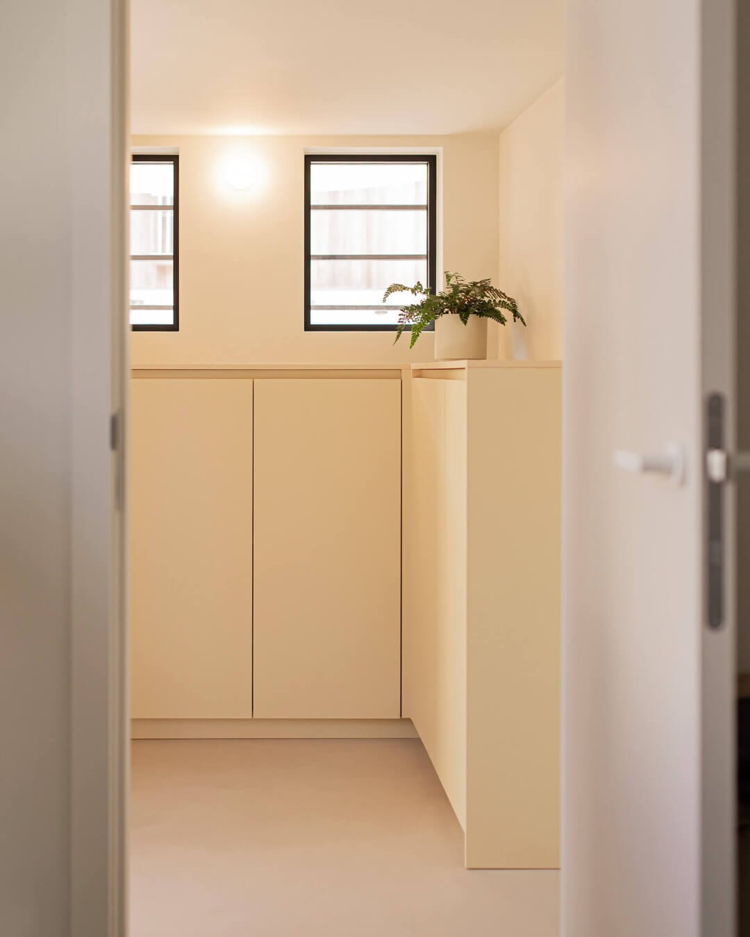 Meuble à chaussures sur mesure pour salle de rangement