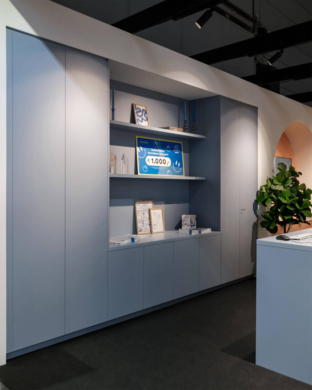 Custom wall combination cabinet in the color Silver Blue, at the BIS exhibition stand of Maatkasten Online.