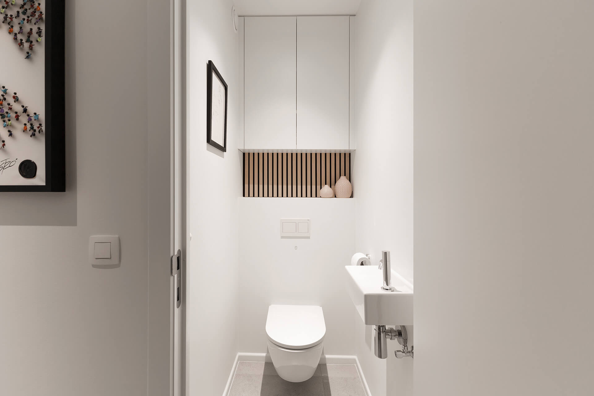 Toiletkast op maat van Maatkasten Online gecombineerd met akoestische panelen in Ivory Oak