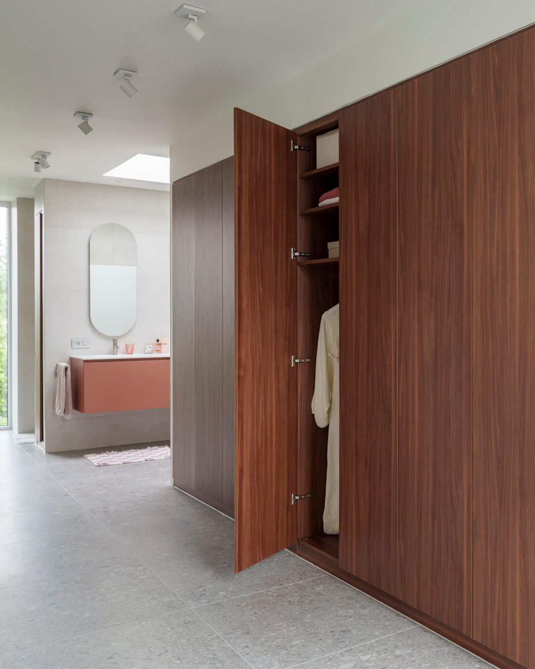 Dressing intégrée sur mesure en imitation bois noyer, appelée Lorenzo Walnut.