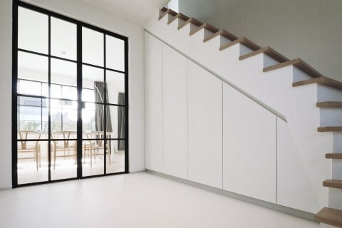 armoire-d-escalier-sur-mesure en Front White de Maatkastenonline