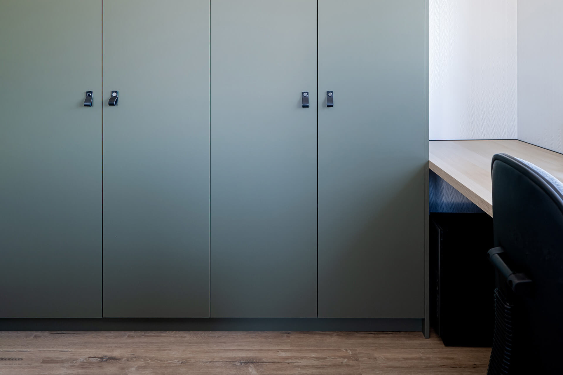 Custom-made office furniture in the colour Green Shadow, from maatkasten online