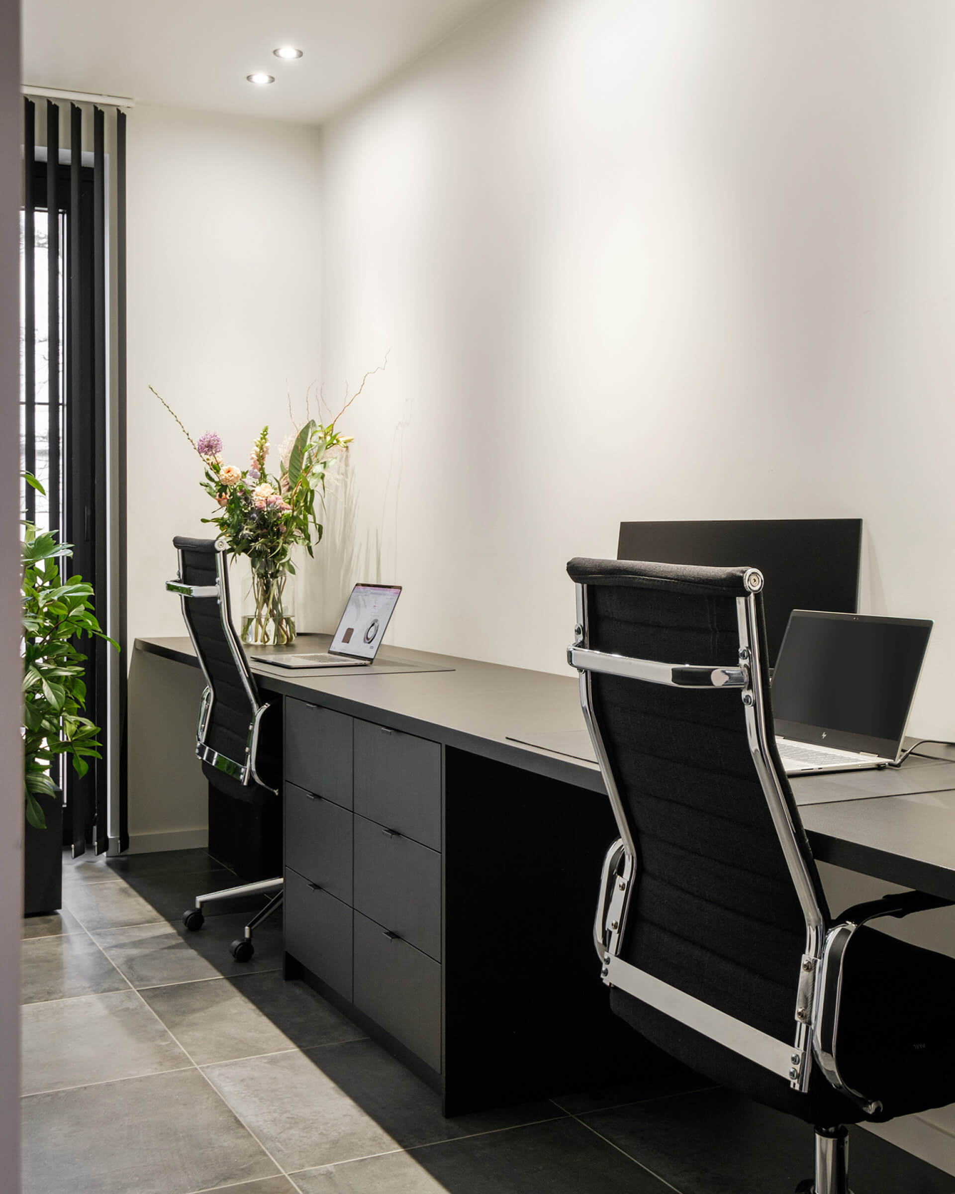 Bureau sur mesure en Elegant Black avec les poignées noires Mini Pure