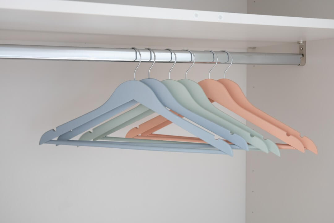 Armoires sur mesure en ligne, cintres sur tringle dans dressing