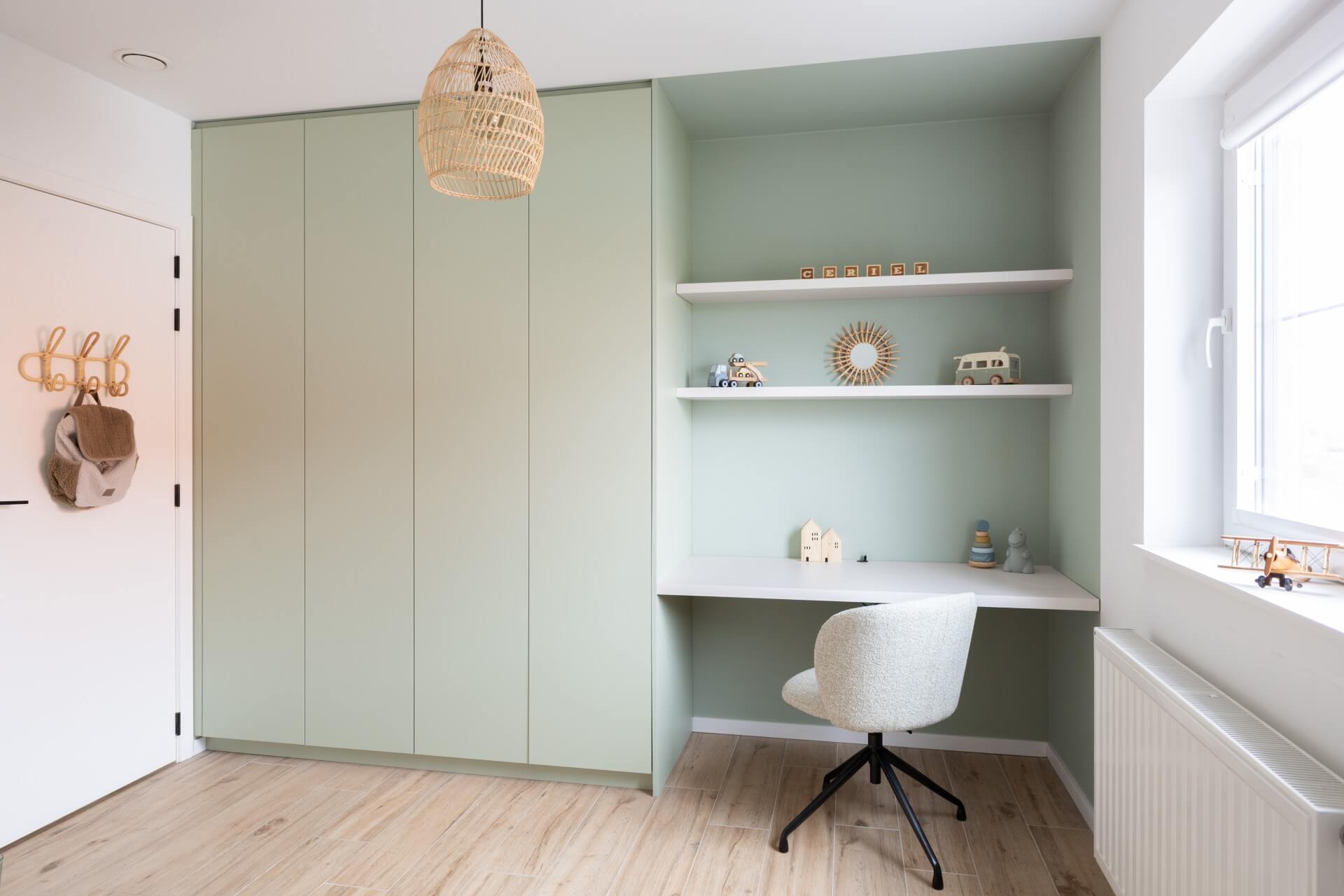 Kledingkast in de kinderkamer  met bureauhoek in warme groene kleur Natural Sage