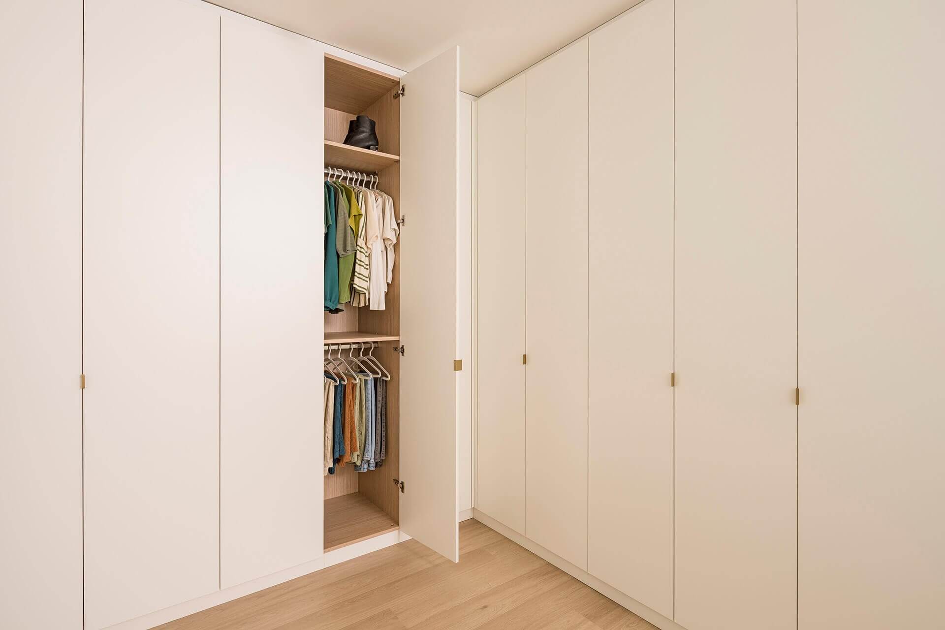 Corner dresser made to measure by Maatkasten Online