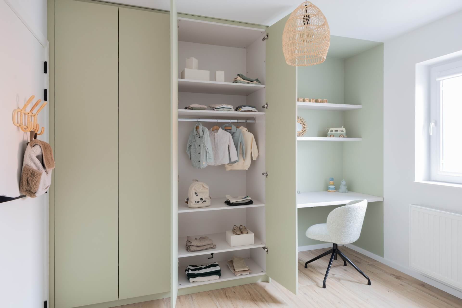 Ingebouwde kledingkast op maat in de groene kleur Natural Sage