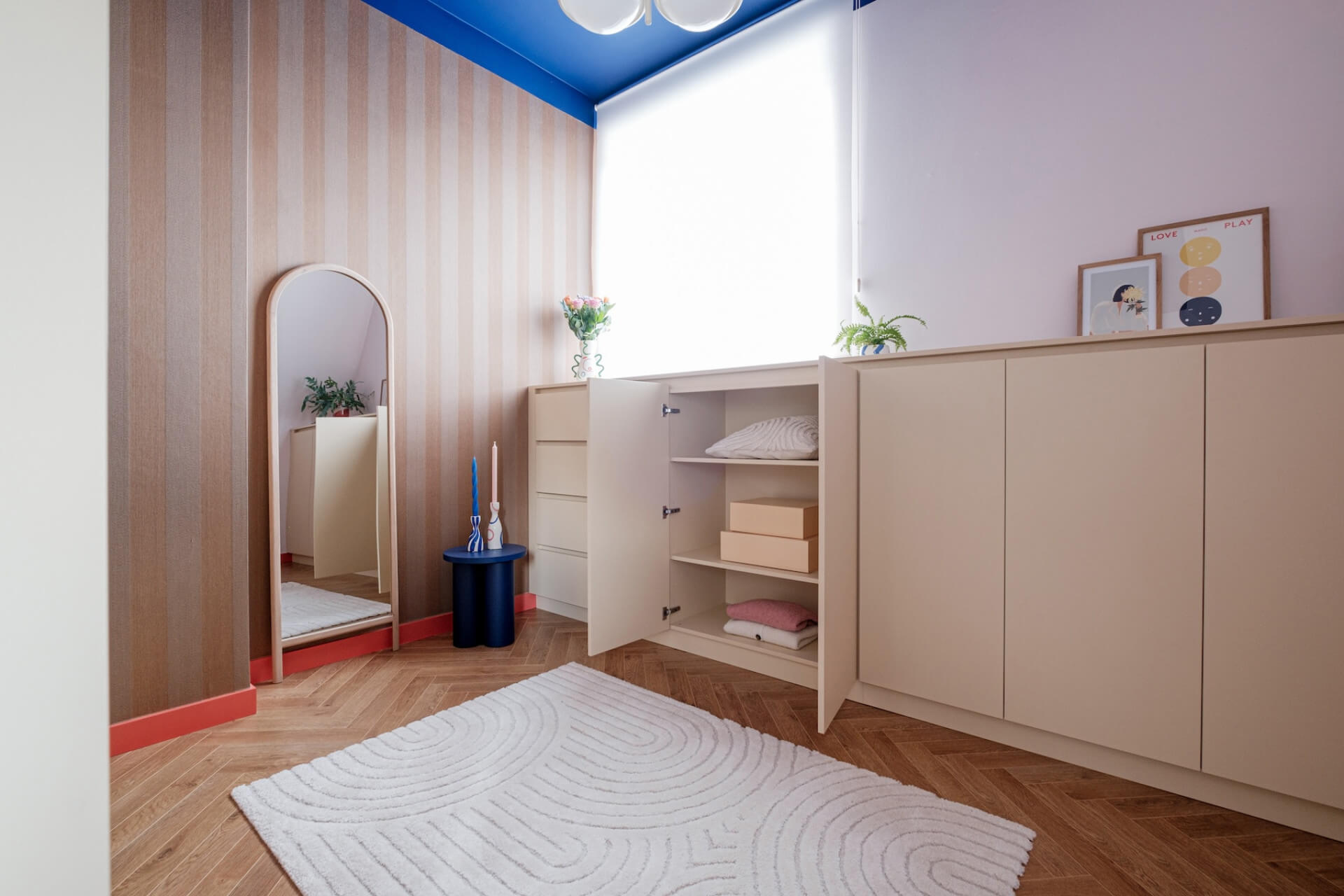 Commode sur mesure en couleur Sunset avec portes push-to-open