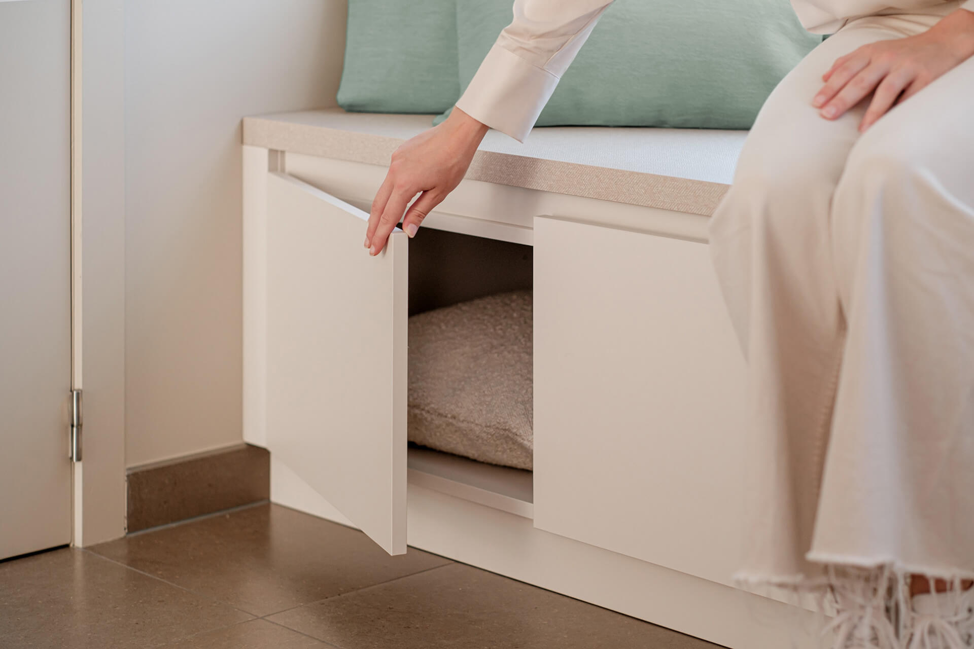 Beige custom made storage bench by maatkasten online
