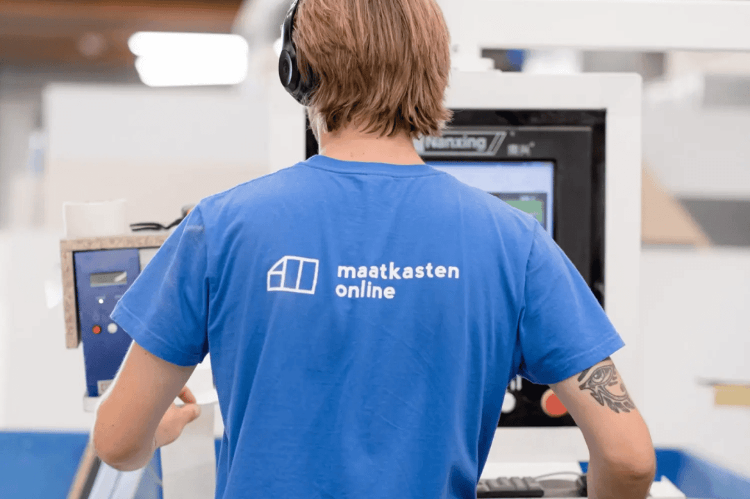 An employee at Maatkasten Online