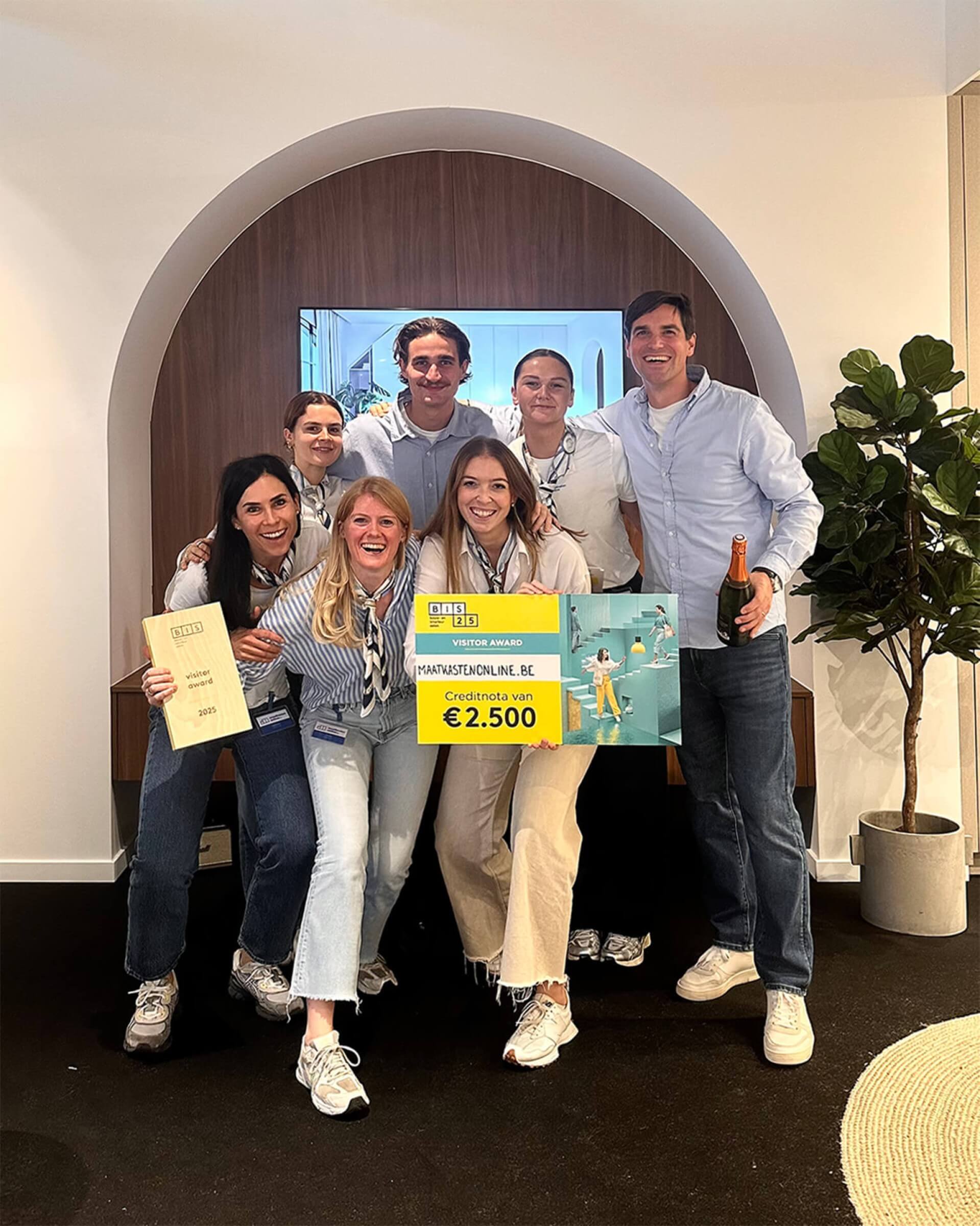 Het team van Maatkasten Online met de BIS visitorsaward