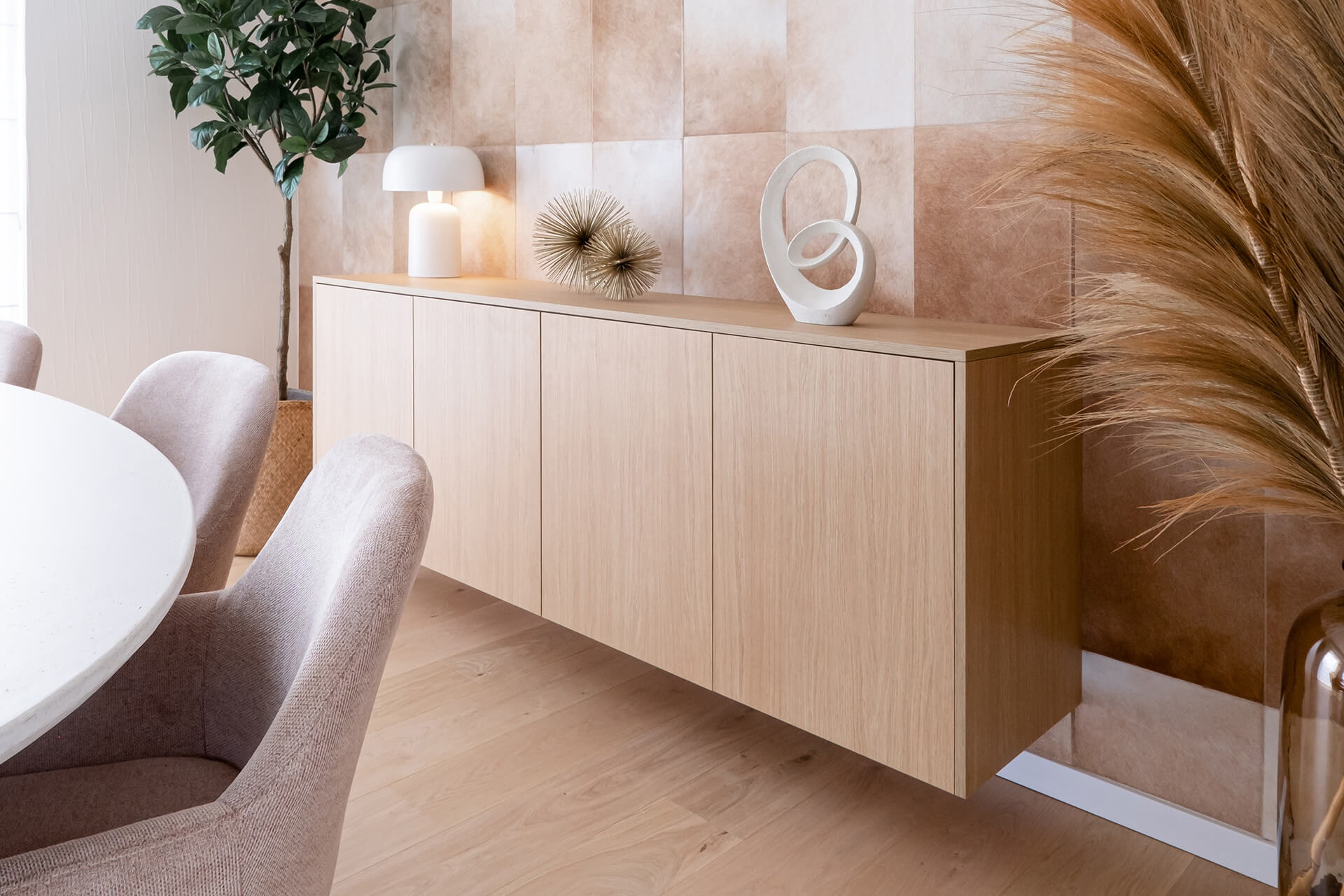 Zwevende dressoir in de woonkamer in houtstructuur Essential Oak