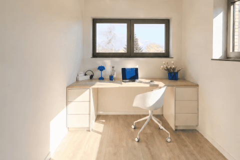 Ingebouwde bureaukast op maat in Front White met Essential Oak Naturel tablet