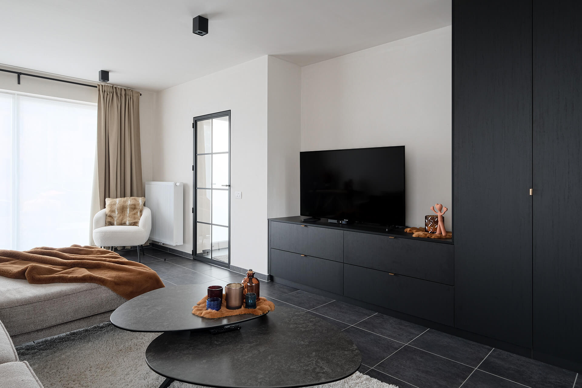 Tv meubel in combinatie met een hoge opbergkast in Elegant Black