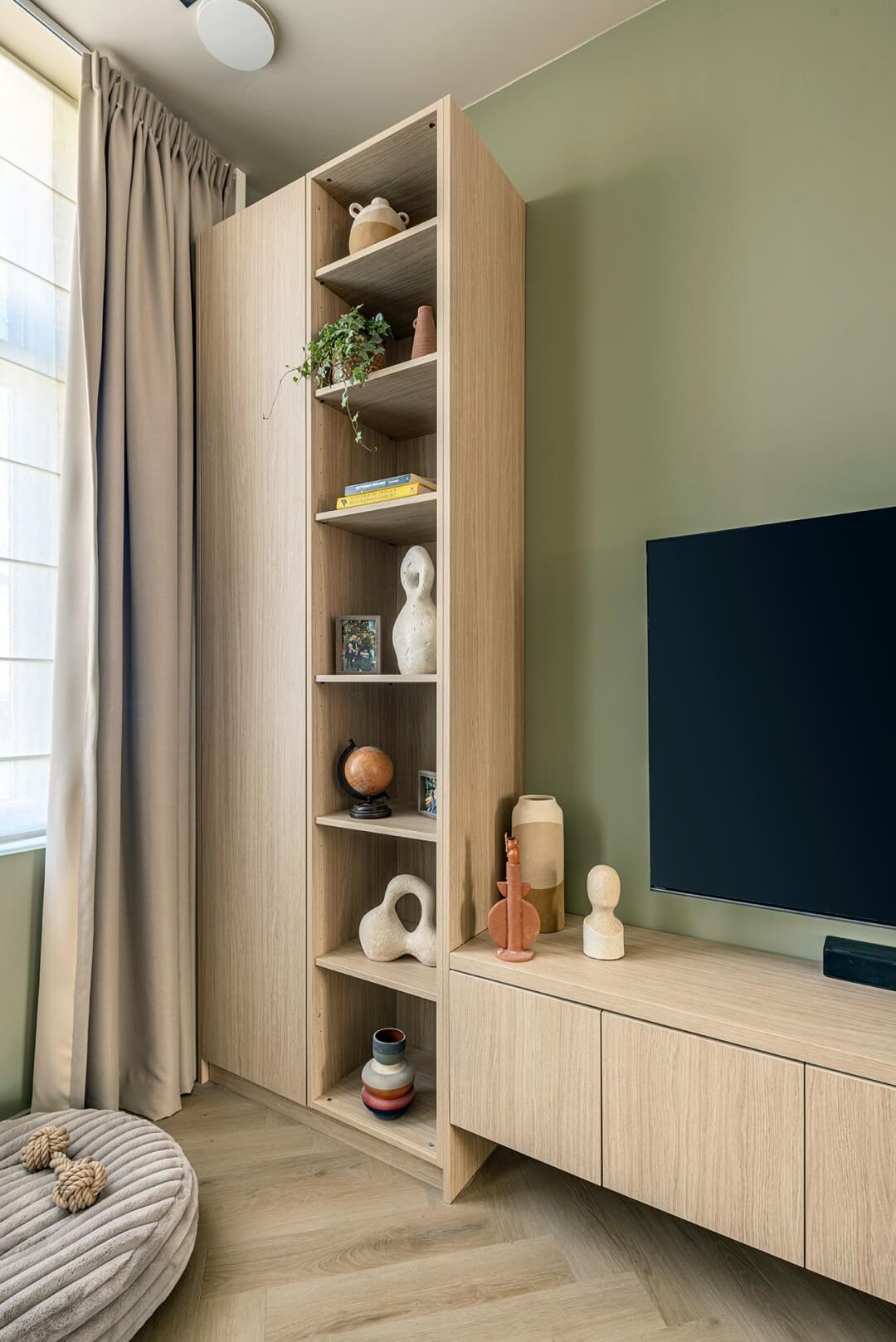 VTM programma Huis Gemaakt deelnemers Kessel zwevend tv-meubel op maat in Atlas Oak en detailshot opbergkast op maat met open module in Atlas Oak met groene achterwand
