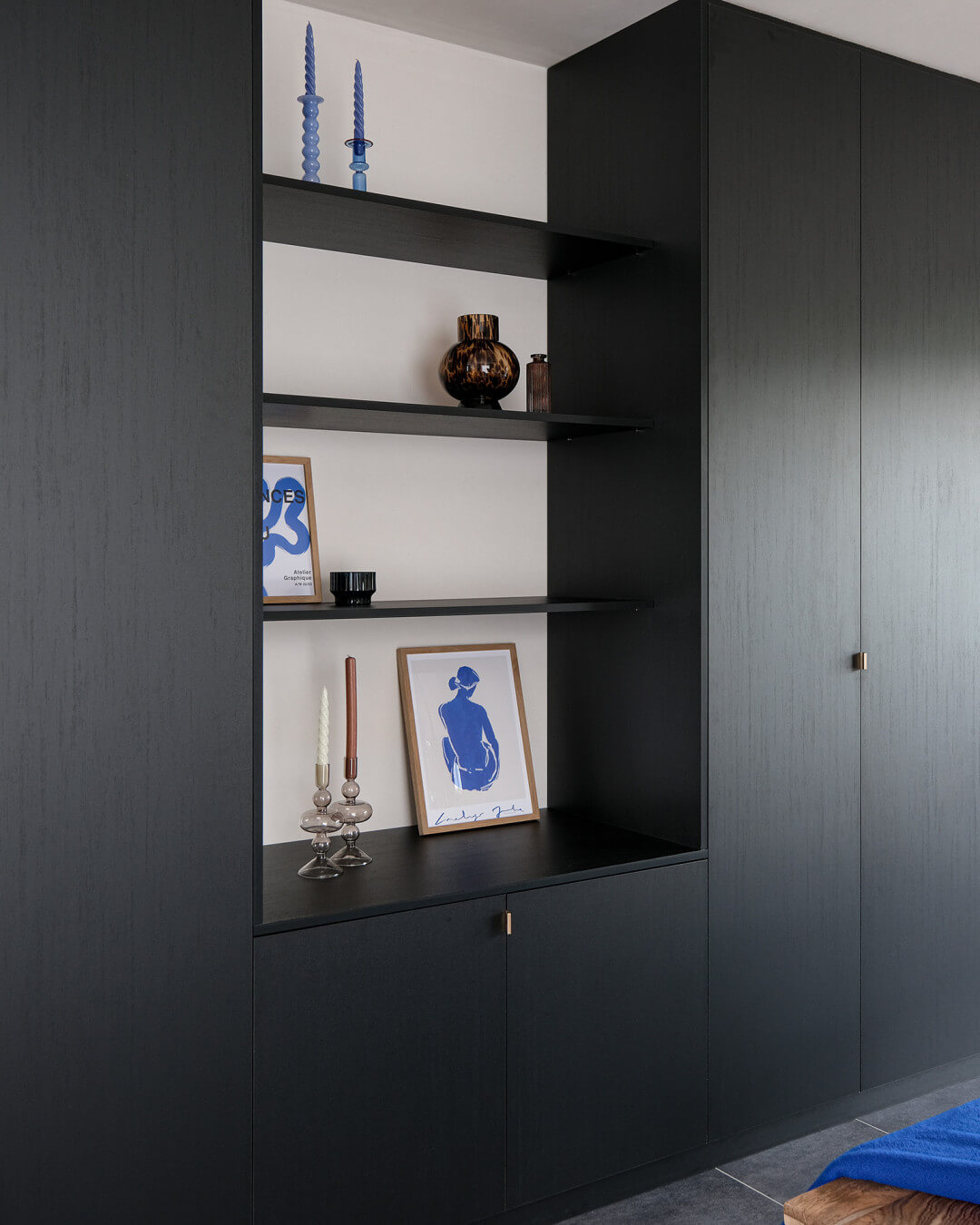 Wall unit combination with black wood structure from Maatkasten Online