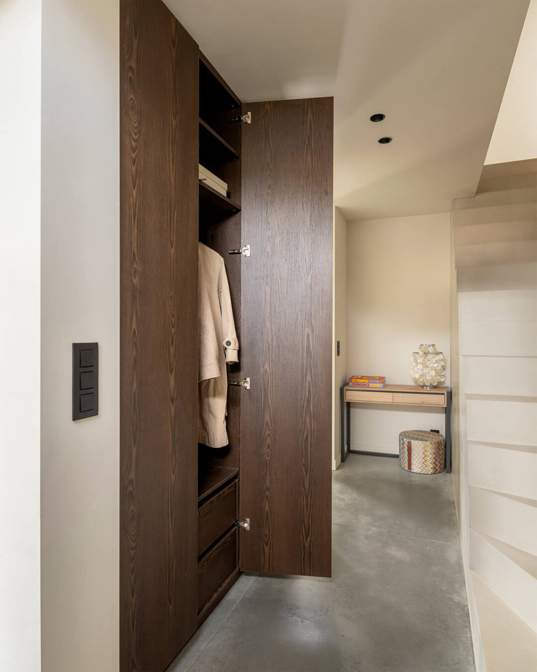 Armoire encastrée sur mesure dans un bois foncé