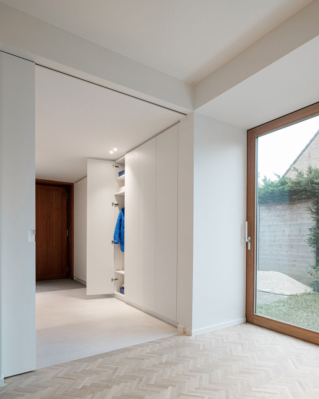 Customised hallway cupboard with push-to-open system 