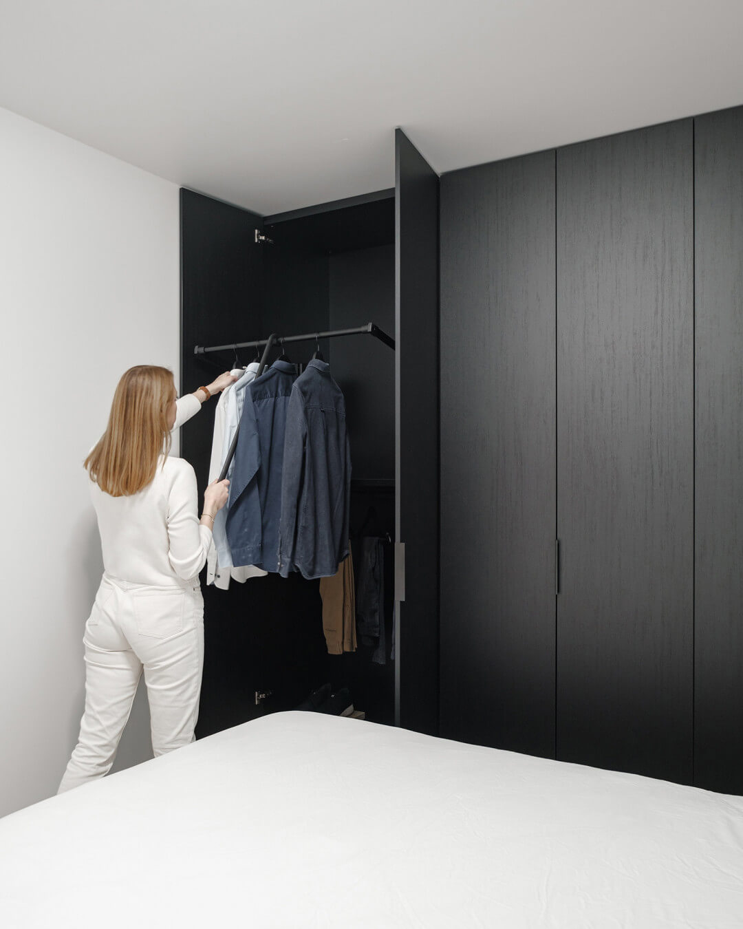 made-to-measure wardrobe with clothes bar and removable clothes bar