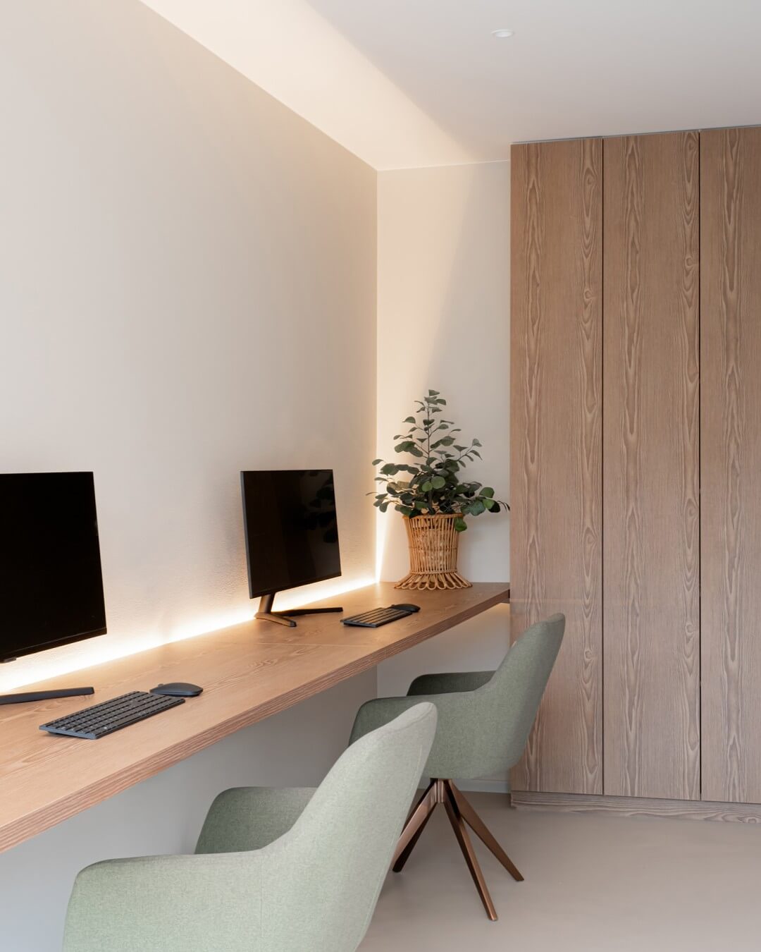 Armoire de rangement sur mesure avec bureau assorti de Maatkasten Online