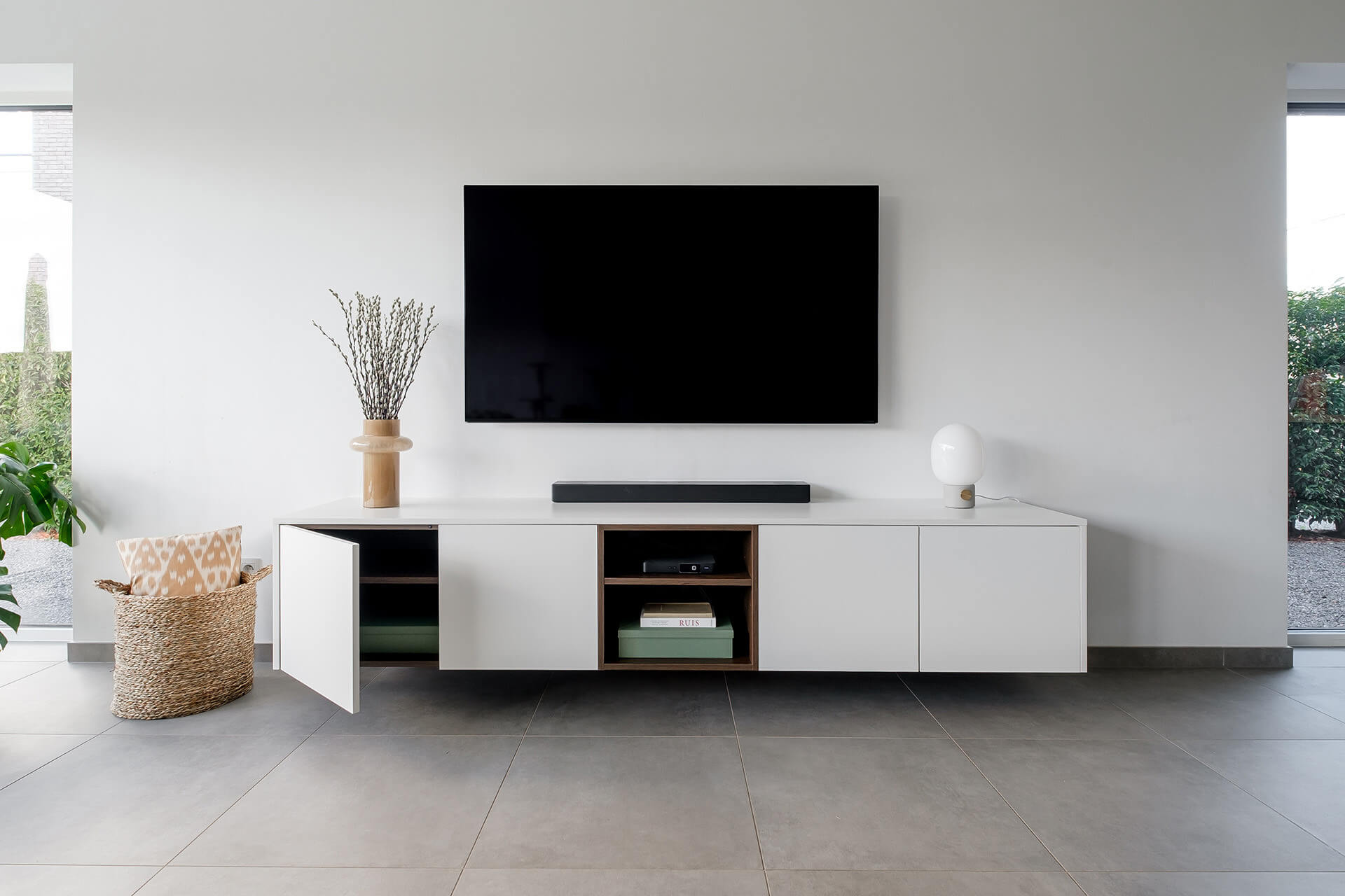 Tv meubel op maat met open en gesloten deel