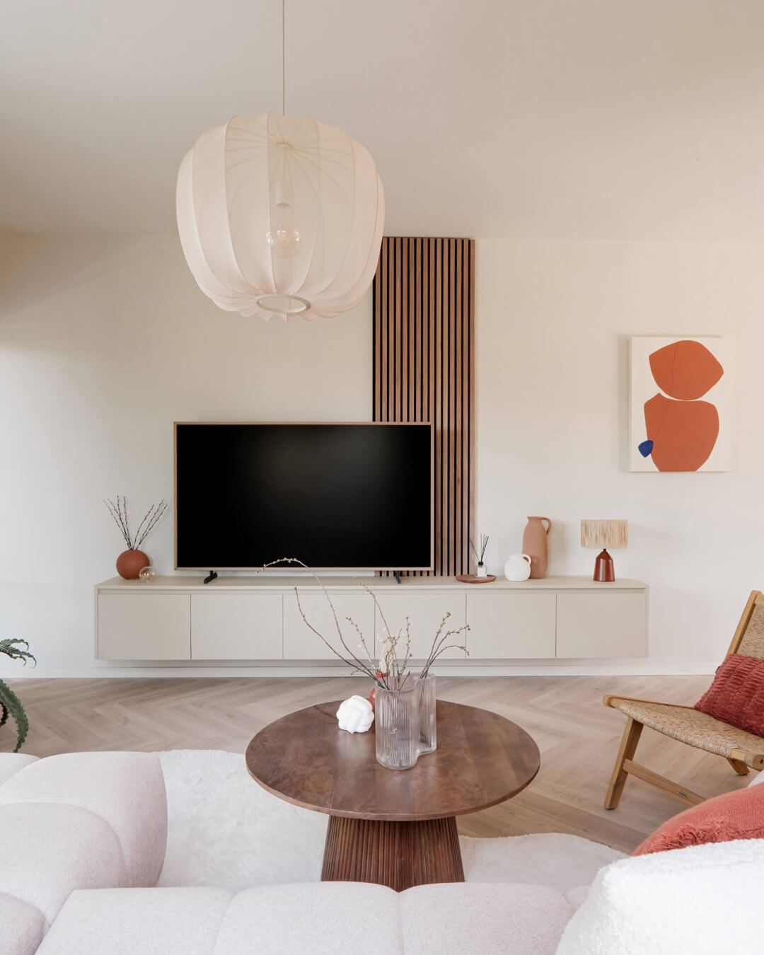 Woonkamer in een japandi-stijl met een zwevende tv-kast op maat 