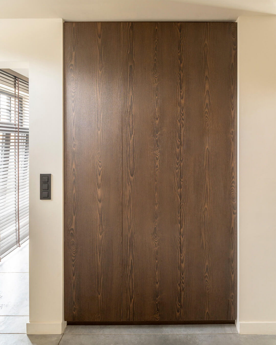 Kast op maat in de inkomhal in de houttint Patinated Brown