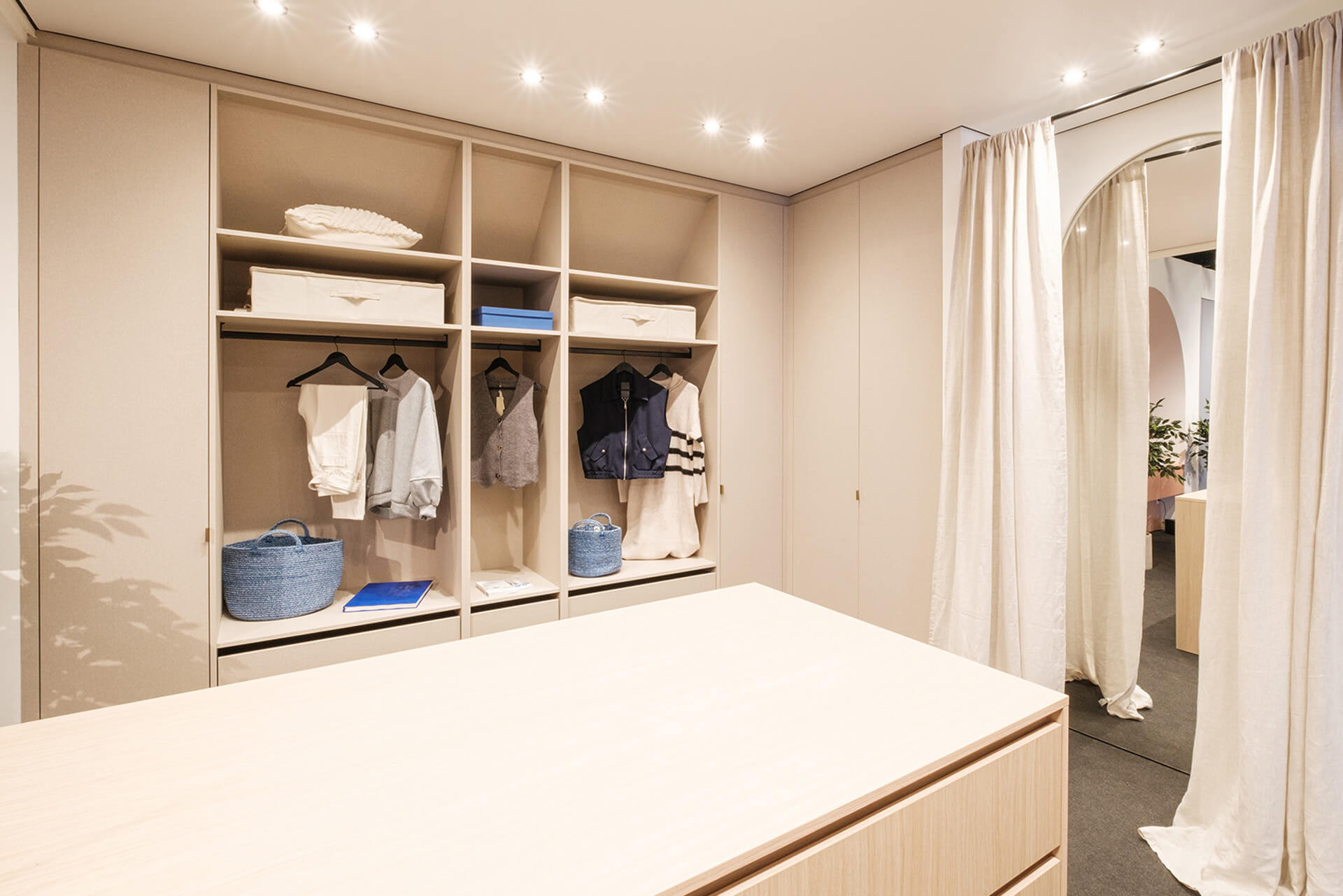 Made-to-measure wardrobes from Maatkasten Online, presented at the BIS exhibition stand