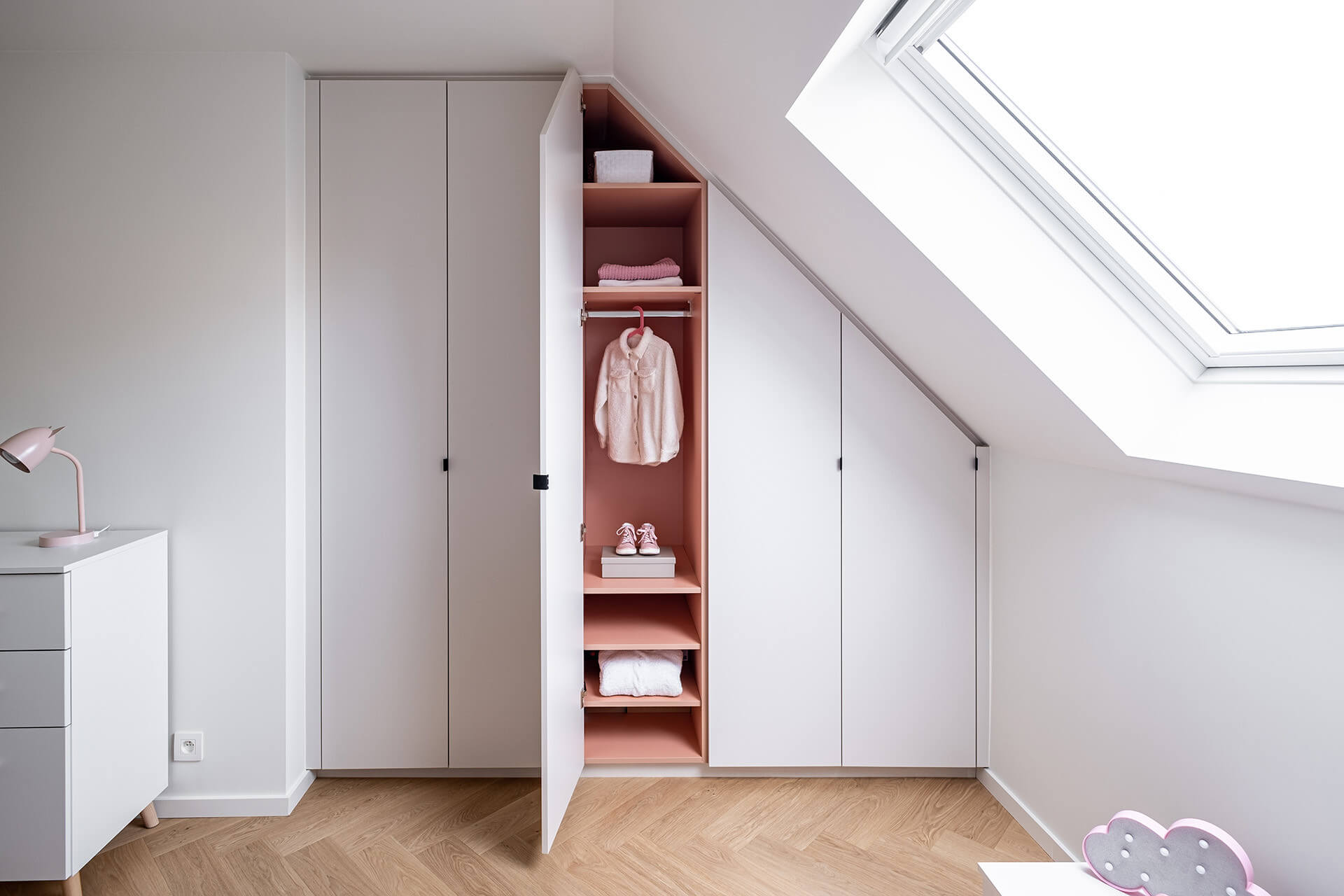 Built-in dressing cupboard under sloping roof 