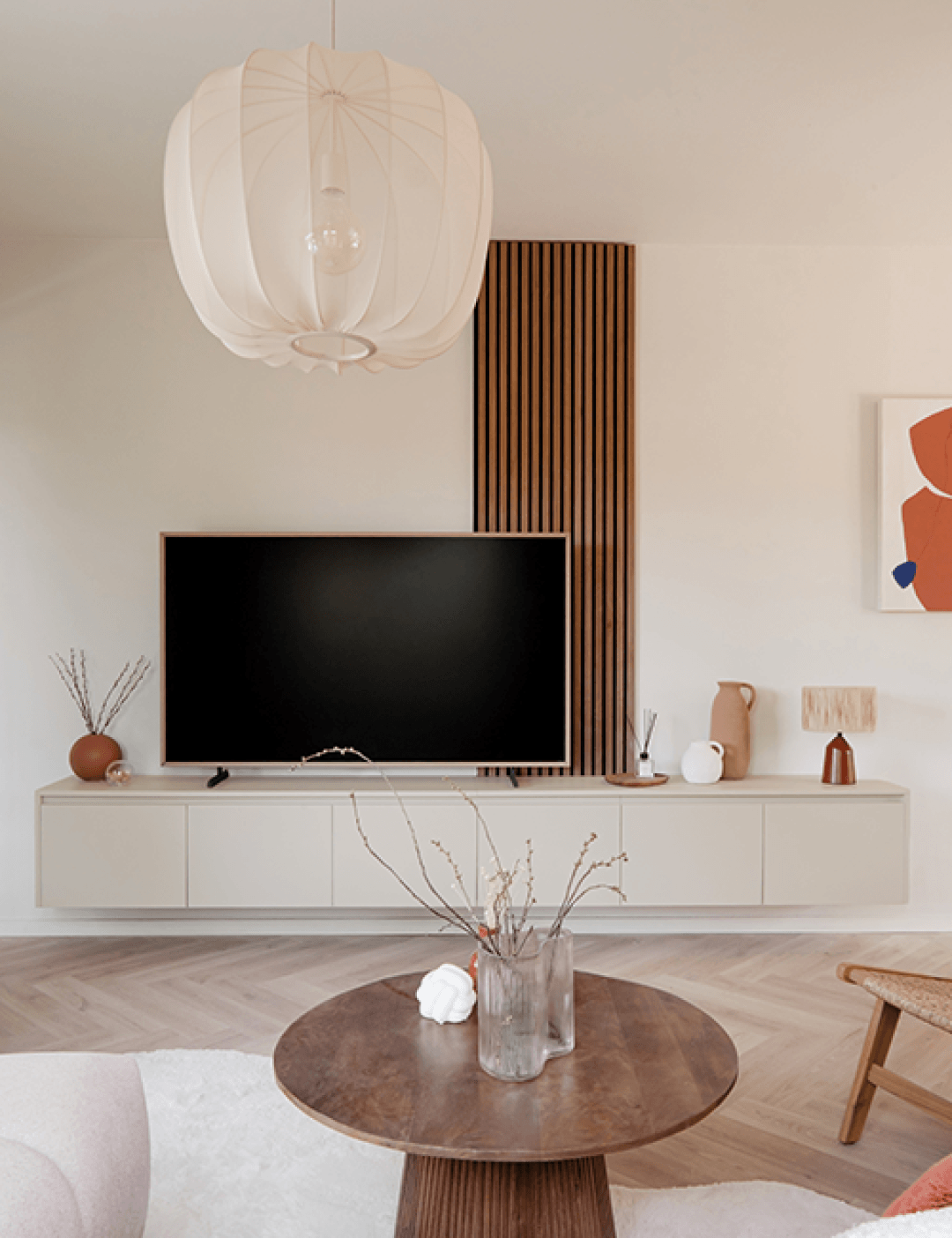 Akoestisch wandpaneel in Lorenzo Walnut in combinatie met tv meubel in Turtle Grey