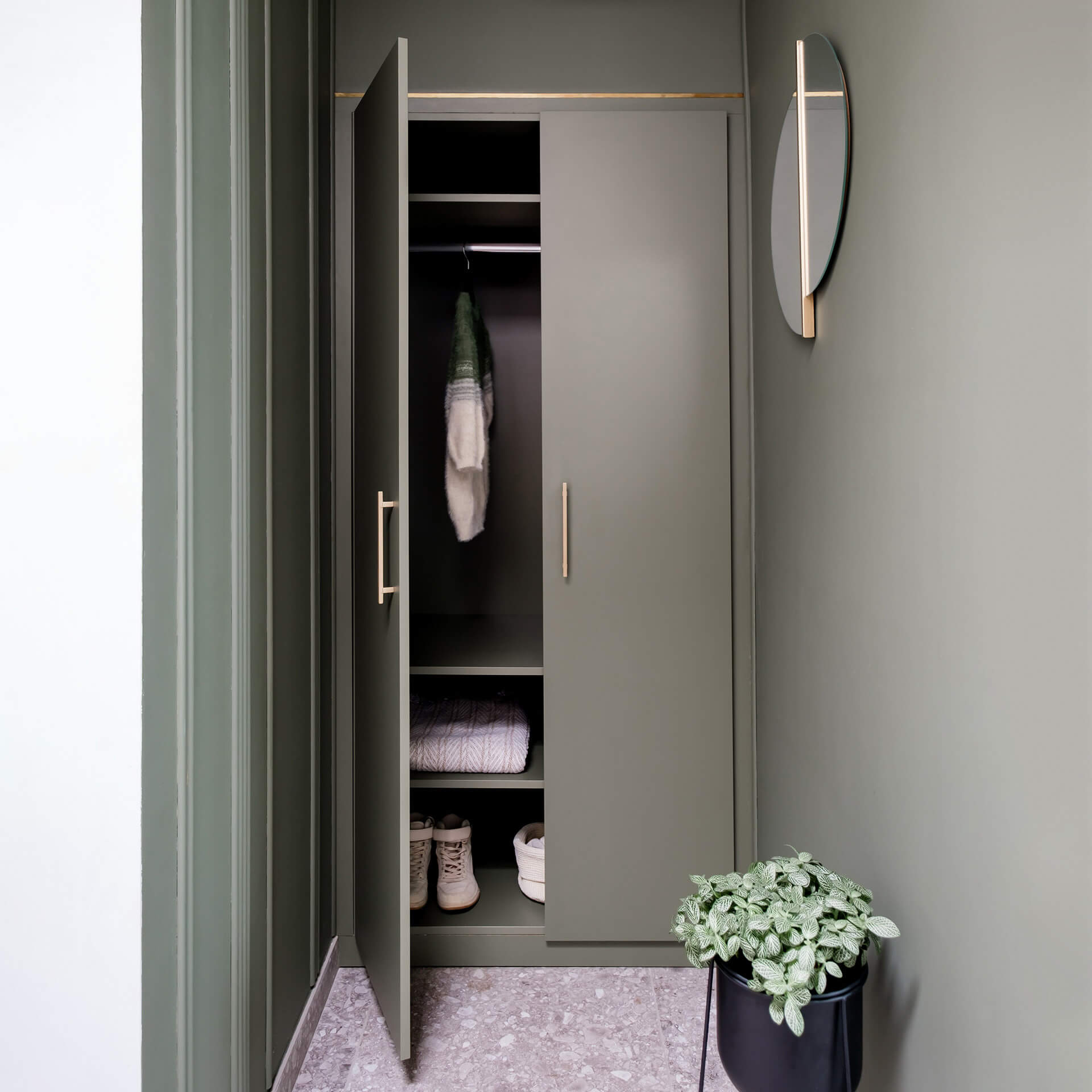 Green cabinet made to measure by maatkastenonline