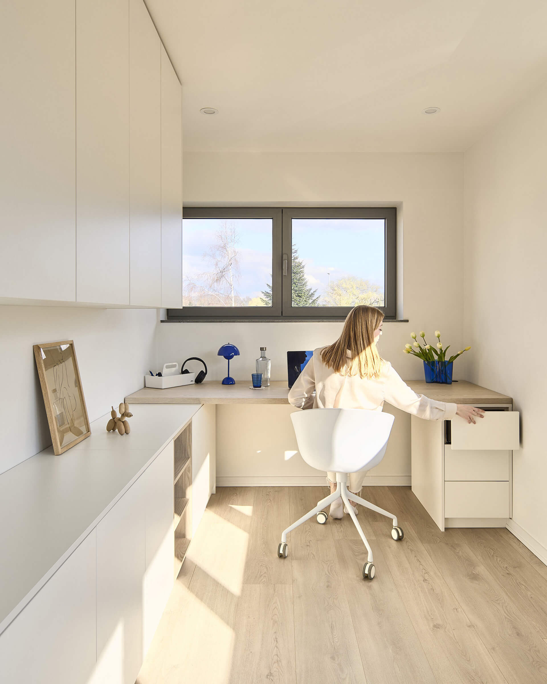 Bureau met kasten op maat in de kleuren Front White en Sand