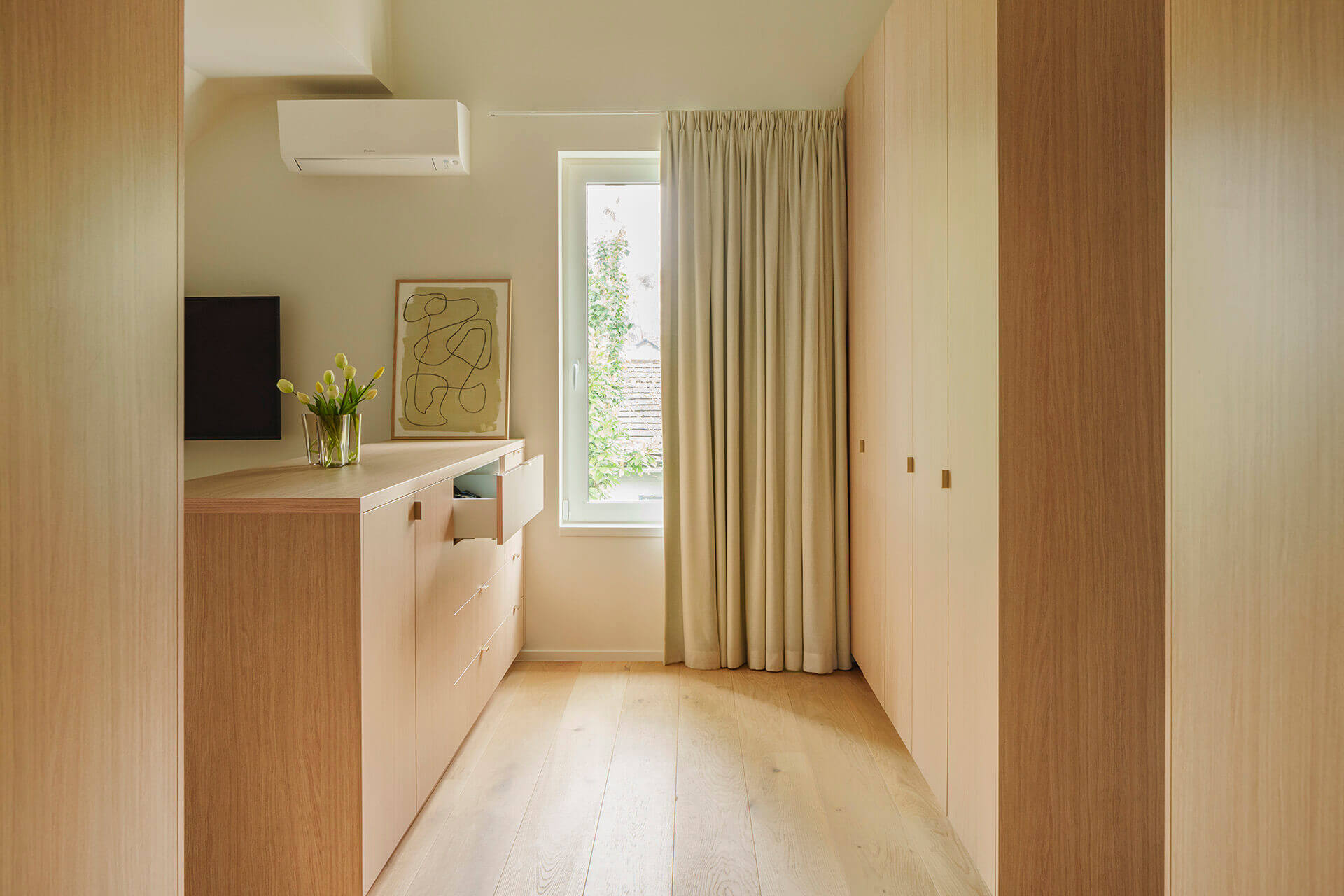 Inloopdressing met eiland in Atlas Oak met messing handgrepen 